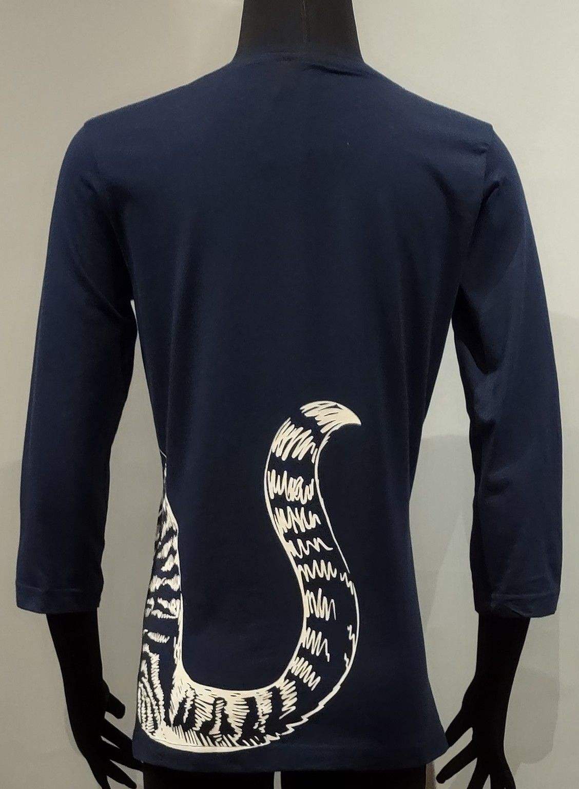 Marüshka CTNN CAT TAIL Natural On Navy 3/4 Sleeve V-Neck T-Shirt