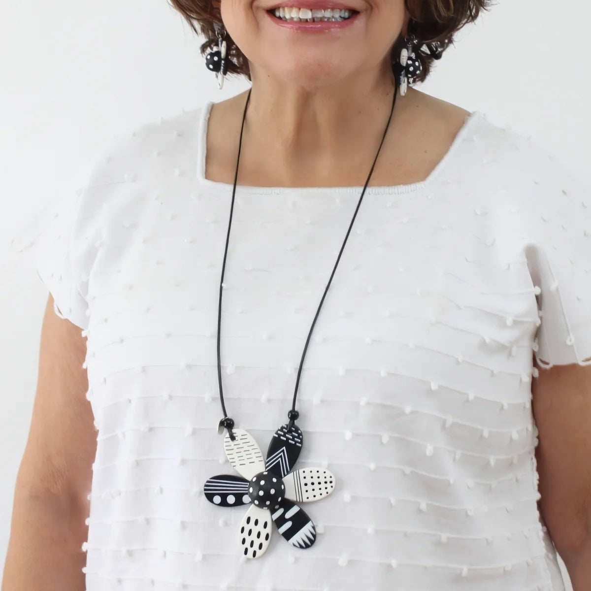 Sylca LS25N29WT Black and White Garden Flower Pendant Necklace