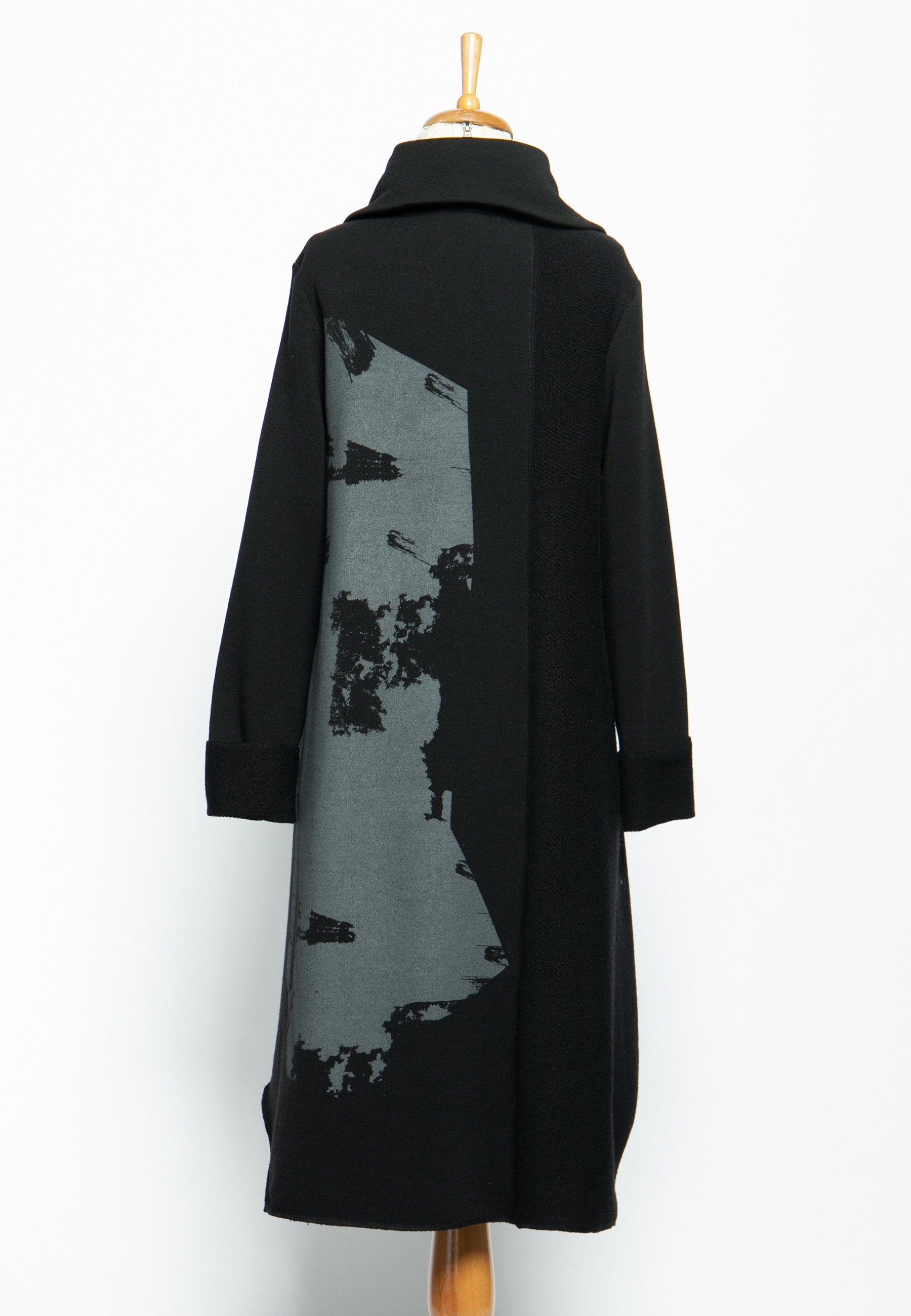 LUUKAA 23K301 Black Abstract Print Long Coat